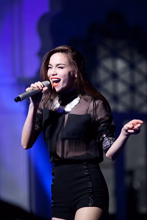 Hồ Ngọc Hà khẳng định đẳng cấp thời trang cực chuẩn của mình với bộ trang phục không thể “chất hơn”.