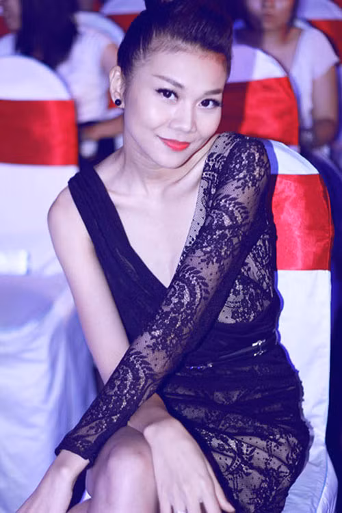 Thanh Hằng khoe vẻ đẹp gợi cảm nhưng vẫn đầy tinh tế và quyến rũ của mình với bộ đầm pha chất liệu ren trên nền vải sheer mỏng manh.