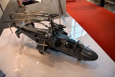 Mô hình trực thăng Ka-52K với cánh gập.