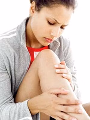 Giải pháp tốt nhất là để đầu gối được “nghỉ ngơi” 2 ngày sau 5 ngày đi giày cao gót, khi đi lên xuống cầu thang cũng không nên đi quá nhanh để tránh bị tổn thương.