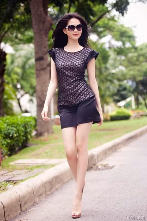 Còn đây là kiểu áo lưới kín đáo 100 % của Ngọc Trinh. Còn đây là kiểu áo lưới kín đáo 100 % của Ngọc Trinh.