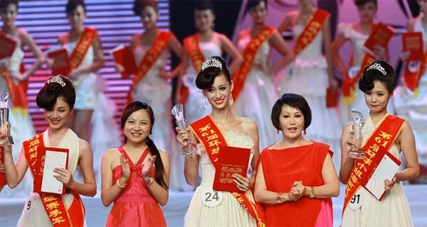 Cũng đăng quang trong tháng 7 vừa rồi, Hoa hậu Hoàn vũ Hải Nam bị chê "mặt dài ngoẵng".