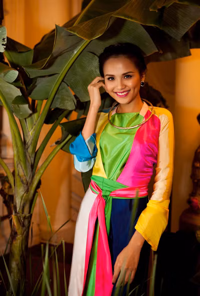 Hoa hậu Diễm Hương diện áo tứ thân kín đáo nhưng vẫn khoe được vẻ đẹp đằm thắm của mình. Hoa hậu Diễm Hương diện áo tứ thân kín đáo nhưng vẫn khoe được vẻ đẹp đằm thắm của mình.
