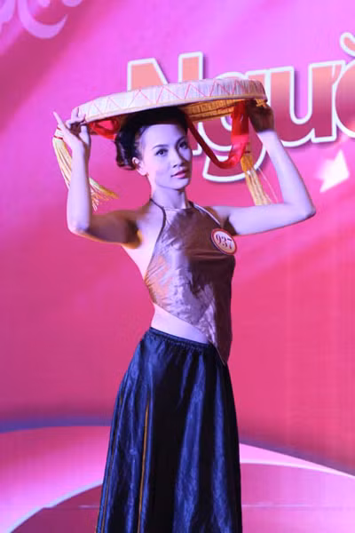 Nguyễn Thùy Linh rất gợi cảm khi mặc áo yếm. Nguyễn Thùy Linh rất gợi cảm khi mặc áo yếm.