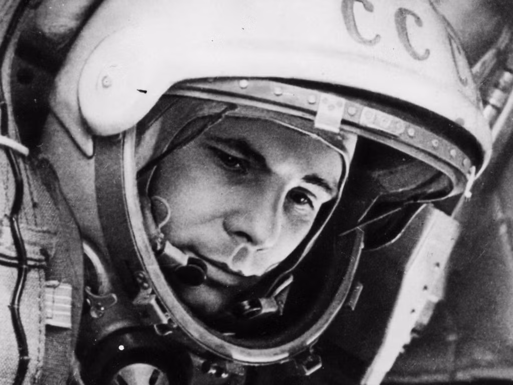 Ngày 12/04/1961: Yuri Gagarin trở thành công dân Địa Cầu đầu tiên bay vào vũ trụ, phi thuyền chở ông đã trở về an toàn sau 108 phút quay quanh Trái Đất.