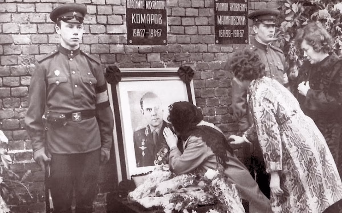 Ngày 24/04/1967: một tai nạn đáng tiếc nữa xảy ra khi con tàu Soyur I trở nhà du hành Vladimir Komarov (Liên Xô) bị nổ trong lúc trở về Trái Đất.