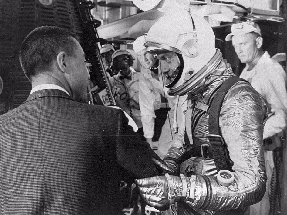 Ngày 5/05/1961: nhà du hành Alan Shepard là công dân Hoa Kỳ đầu tiên được đưa lên không gian, tuy nhiên con tàu của ông không đạt được quỹ đạo dự kiến và phải trở về Trái Đất sau 15 phút.