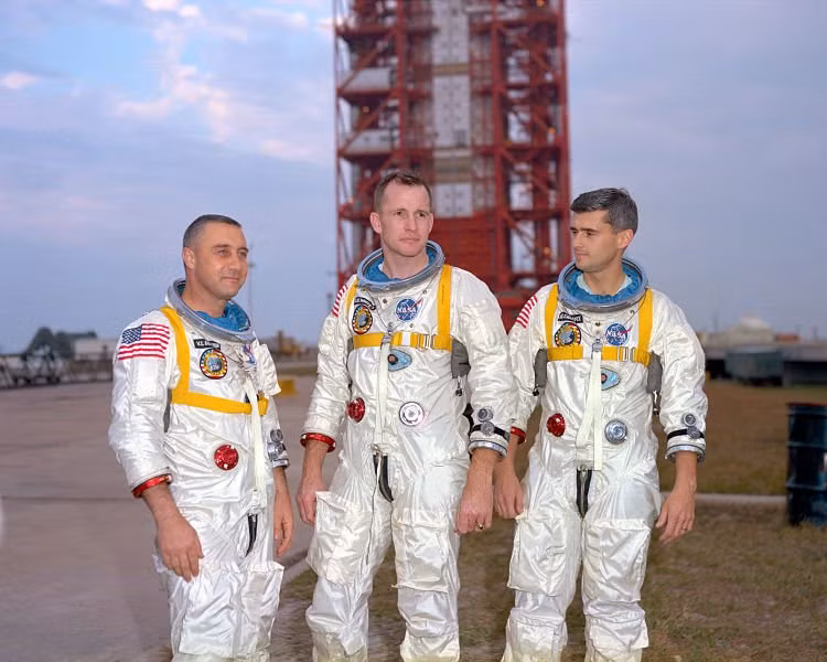 Ngày 27/01/1967: ba nhà du hành vũ trụ Gus Grissom, Edward White và Roger Chaffee đã hy sinh khi thực hiện kiểm tra tàu Appollo I tại Trung tâm vũ trụ Kennedy (Hoa Kỳ).