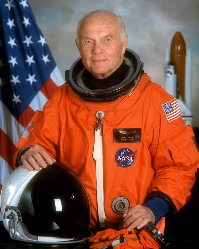 Ngày 29/10/1998: Phi hành gia John Glenn đã một lần nữa trở lại vũ trụ ở tuổi 53 trên tàu con thoi Discovery, ông là người già nhất thực hiện nhiệm vụ trong không gian cho tới nay.