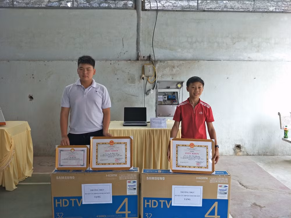 Thành quả của 2 học trò được lãnh đạo huyện Xín Mần ghi nhận (ảnh thầy Mạo cung cấp)