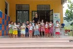 Ở nơi rừng thẳm, các cô giáo góp tiền nuôi học sinh đến trường
