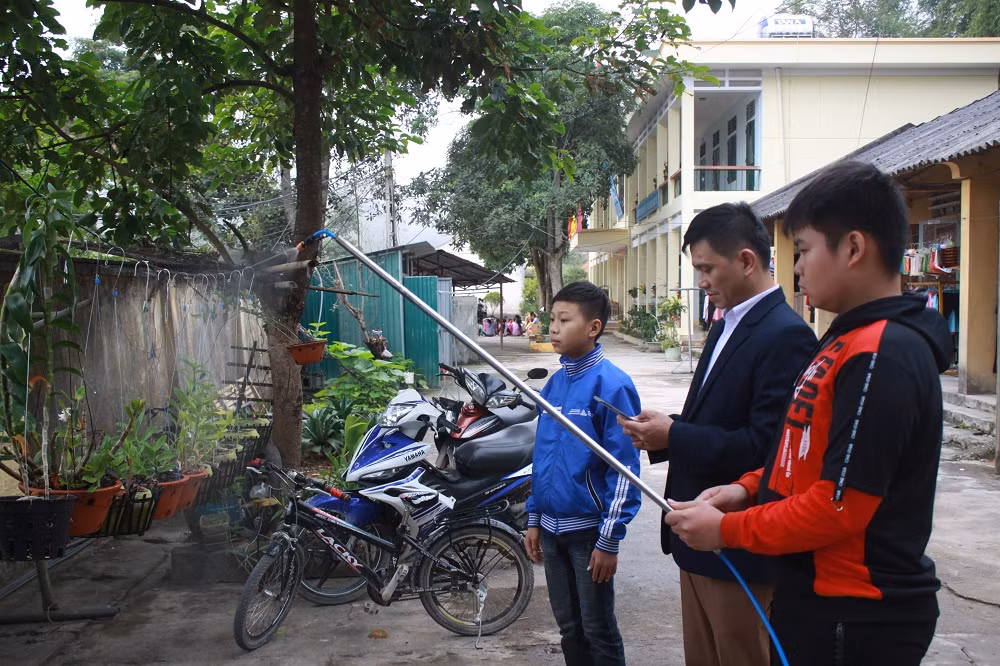 Hệ thống tưới nước phun sương được vận hành chỉ với một cái ấn nút trên điện thoại thông minh (Ảnh: Nguyễn Toan)