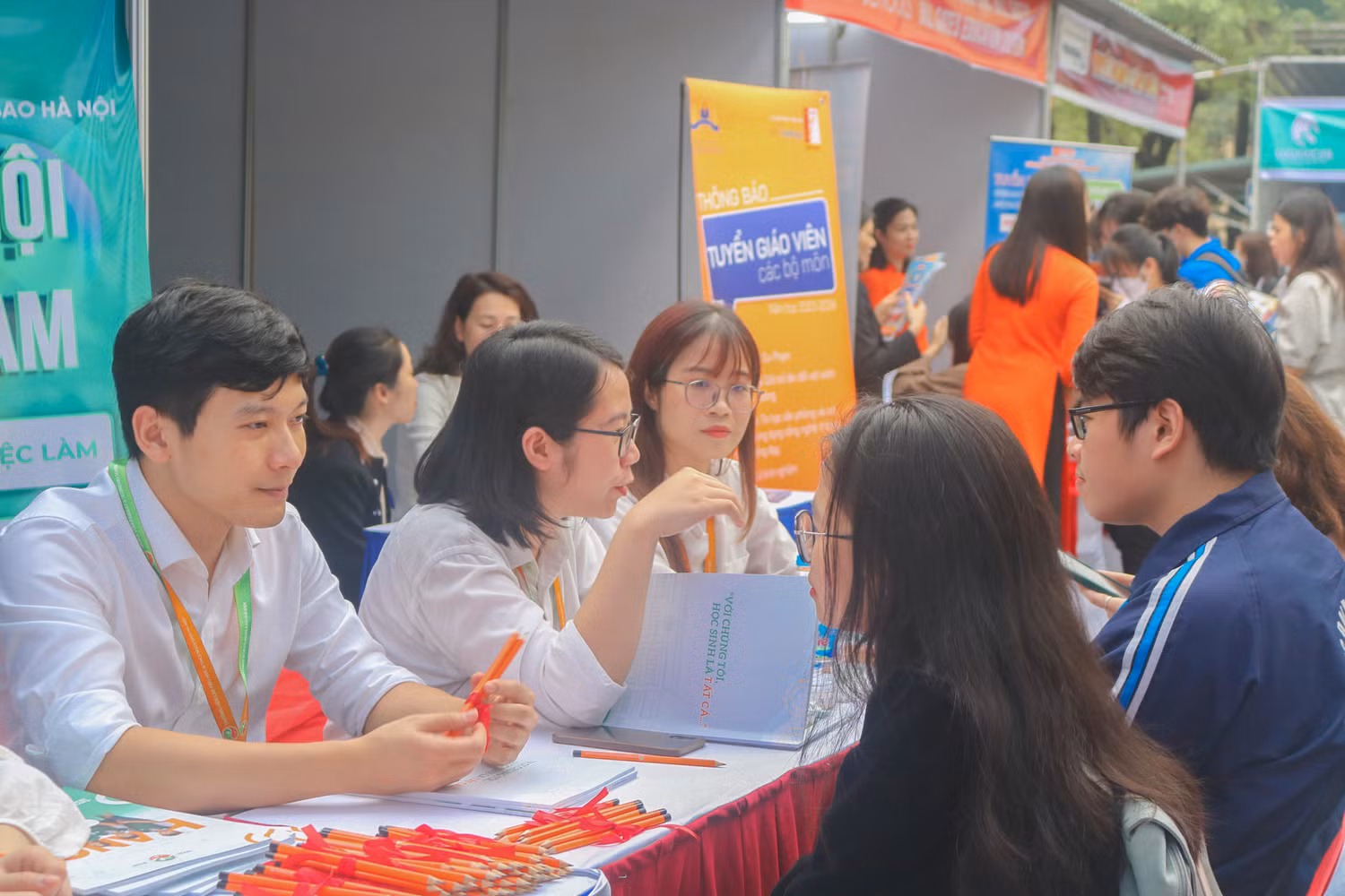 Bên cạnh các cơ hội việc làm, sự kiện còn giúp các sinh viên được làm quen, tiếp cận cách thức tham gia phỏng vấn trực tiếp với nhà tuyển dụng