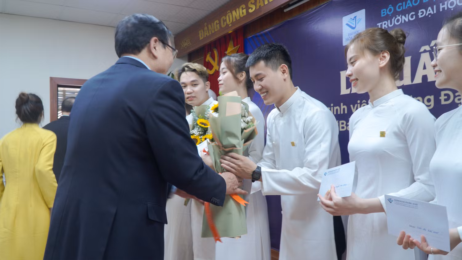 Tiến sĩ Nguyễn Văn Ngữ - Chủ tịch Hội đồng trường - Trường Đại học Hòa Bình lên trao tặng hoa và phần thưởng khích lệ cho các sinh viên tham dự cuộc thi Tiến sĩ Nguyễn Văn Ngữ - Chủ tịch Hội đồng trường - Trường Đại học Hòa Bình lên trao tặng hoa và phần thưởng khích lệ cho các sinh viên tham dự cuộc thi