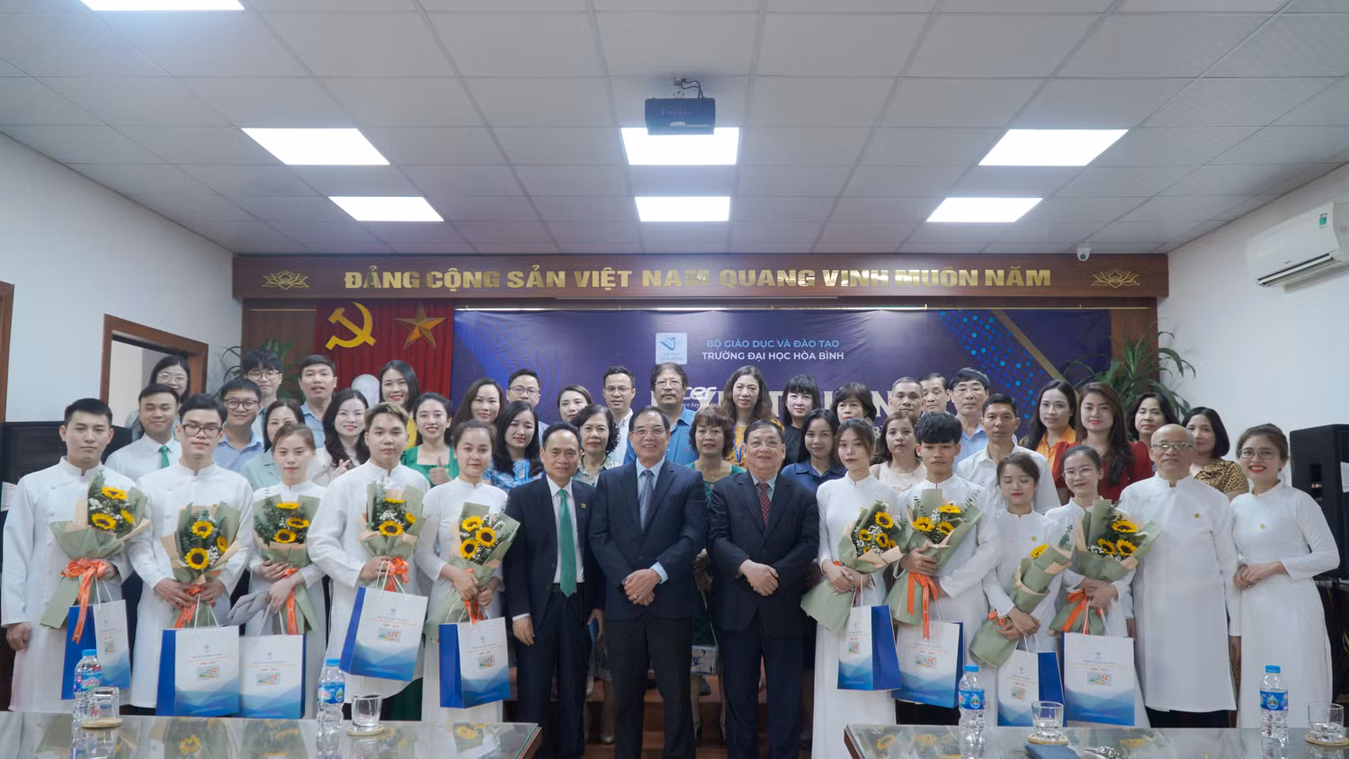 Lễ xuất quân kết thúc trong không khí thân tình và ấm áp, vui vẻ Lễ xuất quân kết thúc trong không khí thân tình và ấm áp, vui vẻ