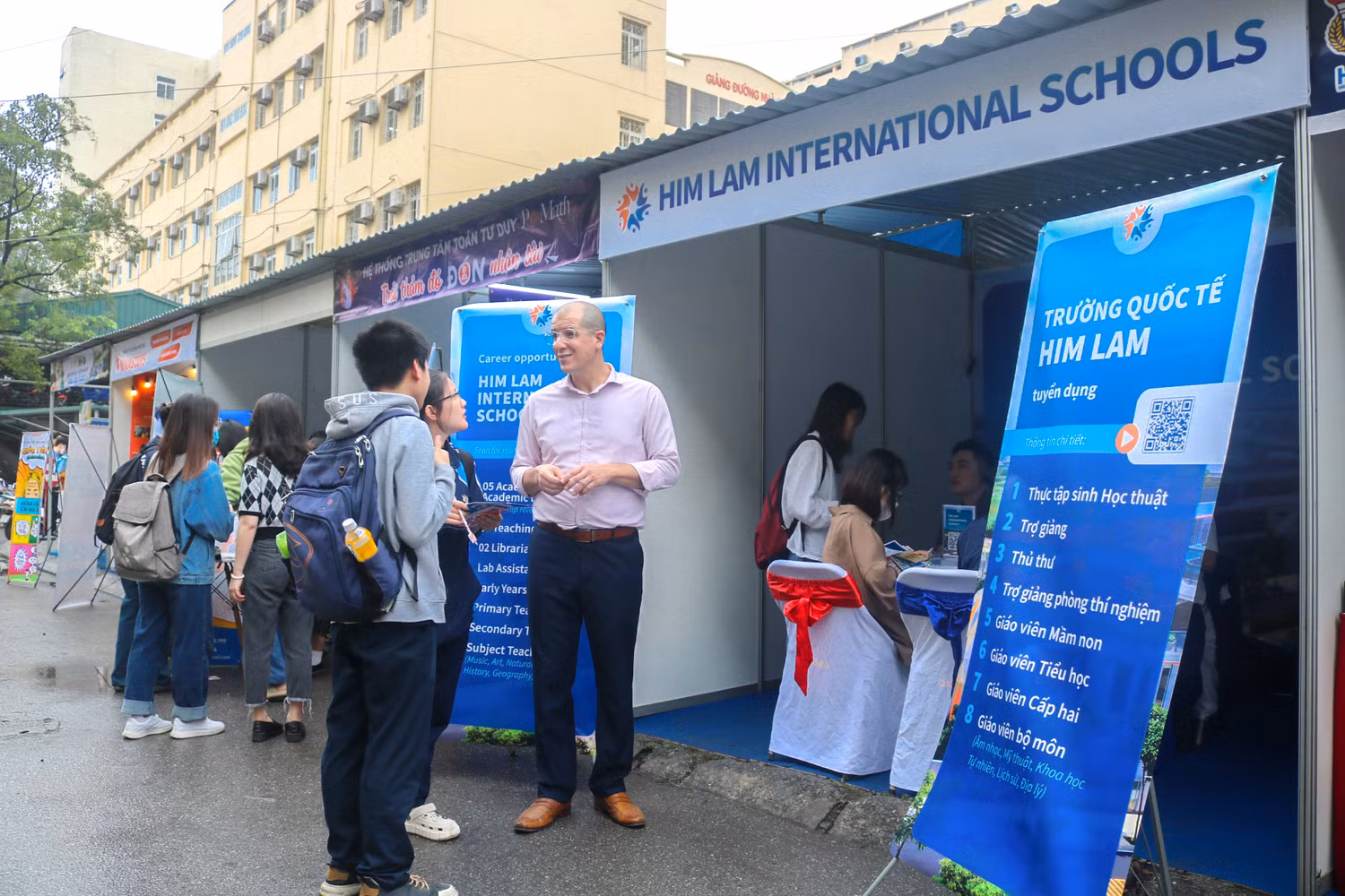 Tại Ngày hội việc làm, sinh viên sẽ được các nhà tuyển dụng tư vấn tận tình và chi tiết định hướng nghề nghiệp cùng các vị trí việc làm đang tuyển dụng