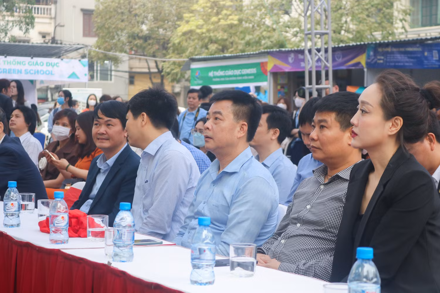 Đại diện các nhà tài trợ, các đơn vị tuyển dụng tham gia Ngày hội việc làm 2023 của Trường Đại học Sư phạm Hà Nội