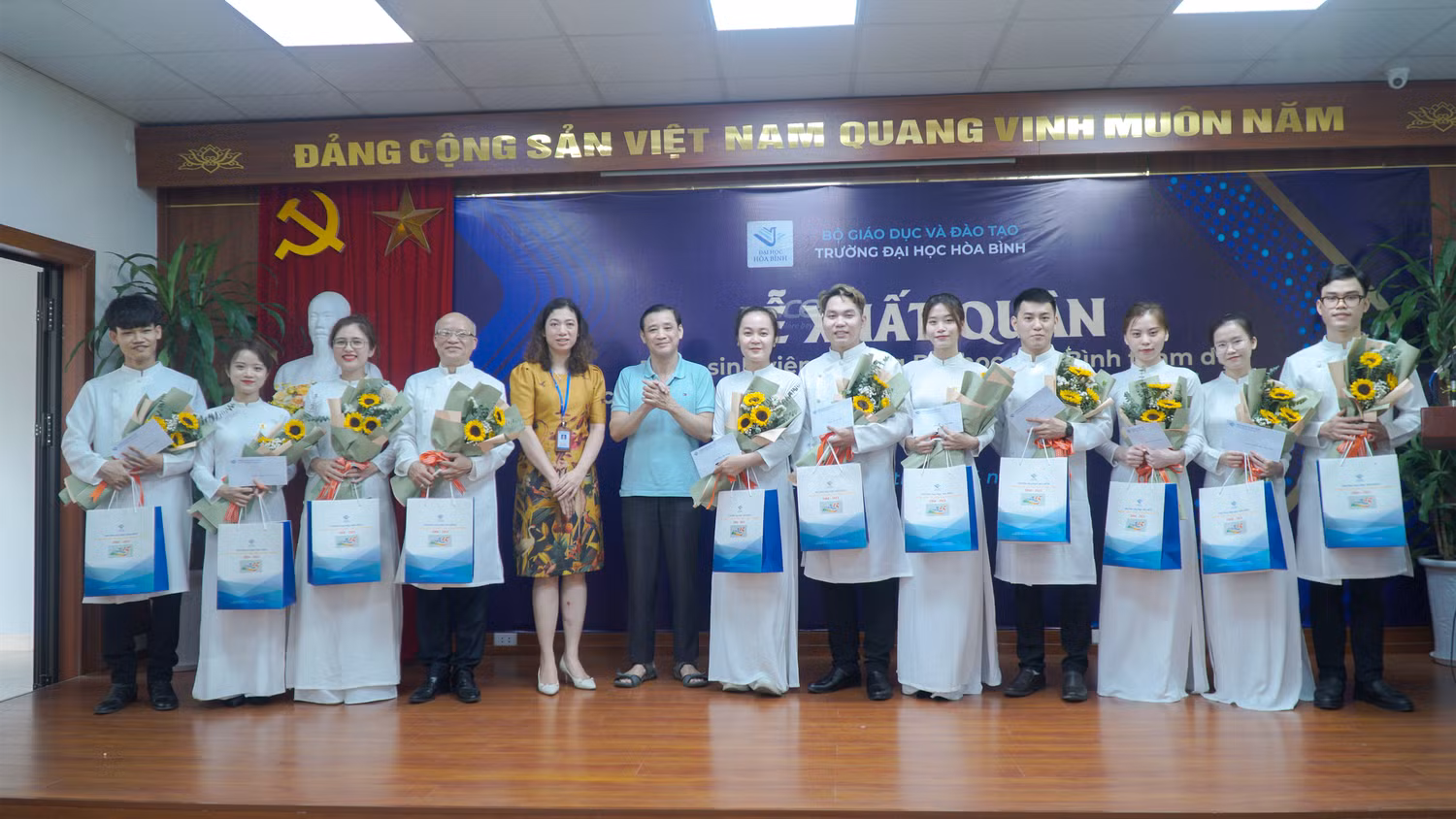 Sáng mai (22/4), đoàn sinh viên Trường Đại học Hòa Bình sẽ chính thức lên đường sang Trung Quốc tham dự chung kết cuộc thi Sáng mai (22/4), đoàn sinh viên Trường Đại học Hòa Bình sẽ chính thức lên đường sang Trung Quốc tham dự chung kết cuộc thi