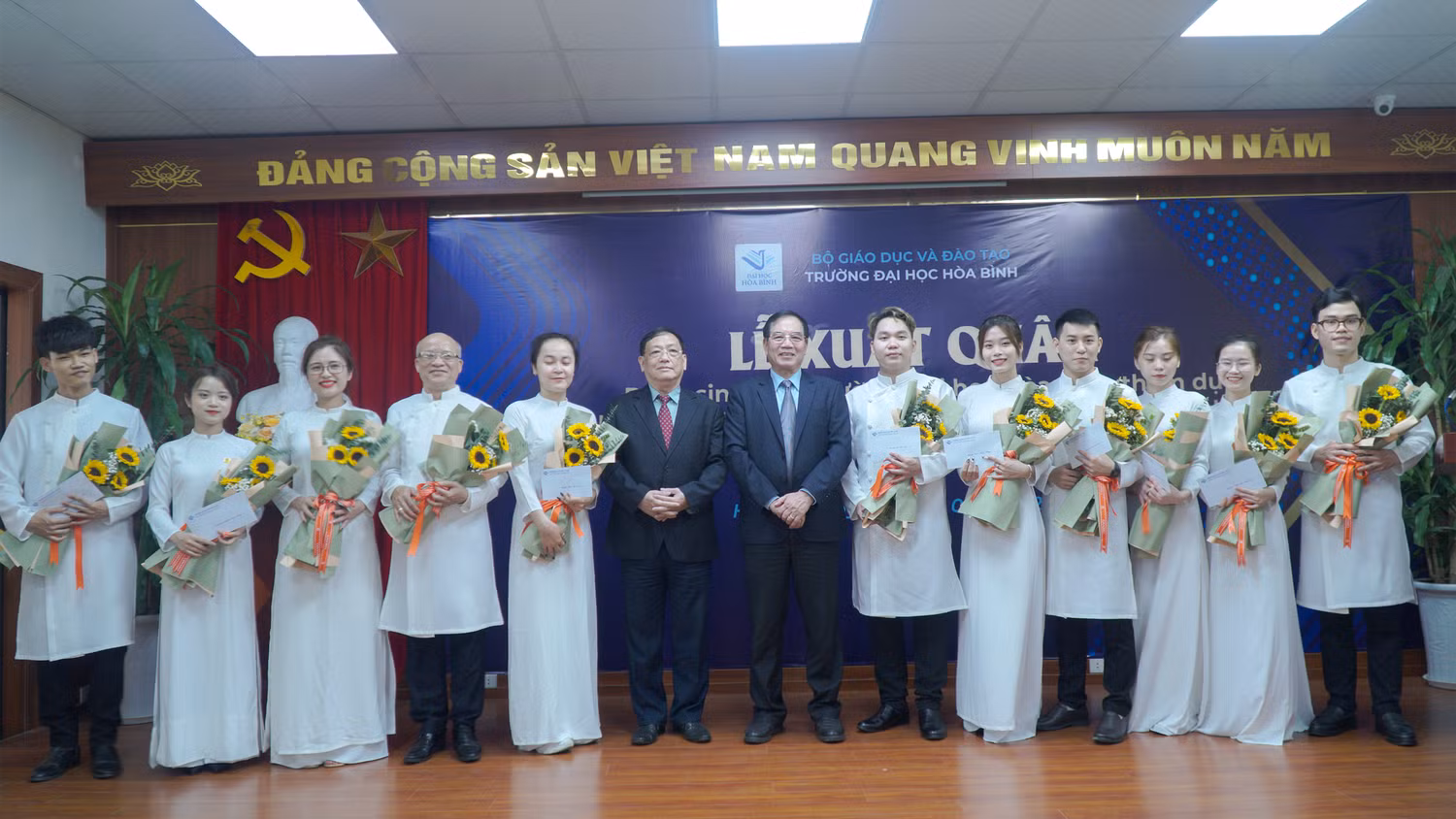 Ban lãnh đạo nhà trường chụp ảnh cùng sinh viên và thầy cô giáo đoàn dự thi Ban lãnh đạo nhà trường chụp ảnh cùng sinh viên và thầy cô giáo đoàn dự thi