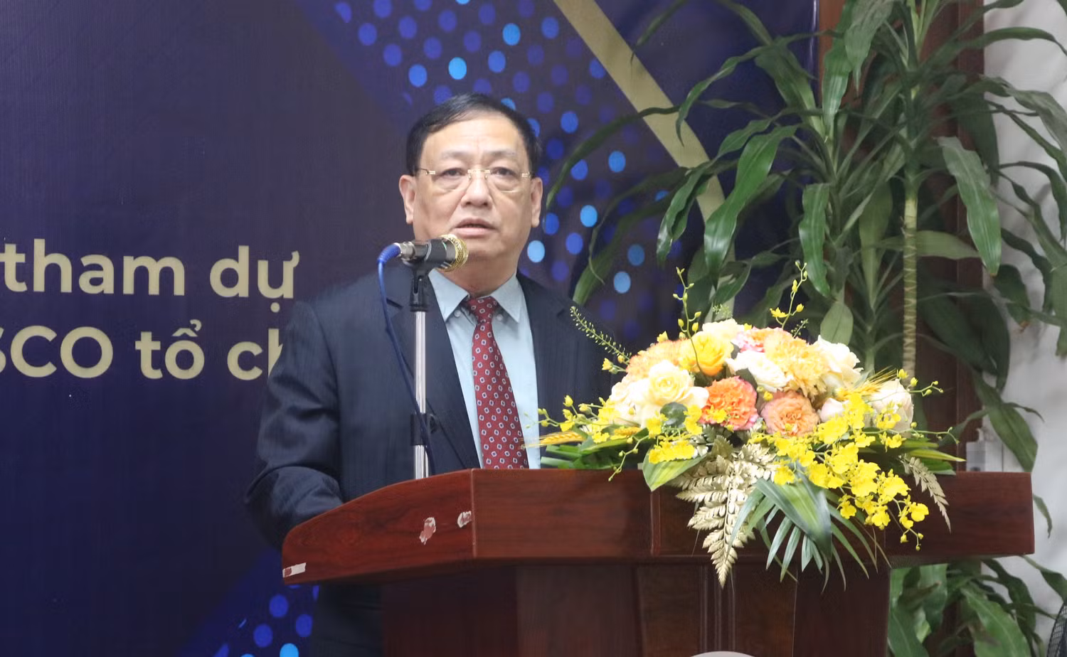 Nhà giáo nhân dân, Phó giáo sư Tô Ngọc Hưng - Hiệu trưởng Trường Đại học Hòa Bình phát biểu tại lễ xuất quân Nhà giáo nhân dân, Phó giáo sư Tô Ngọc Hưng - Hiệu trưởng Trường Đại học Hòa Bình phát biểu tại lễ xuất quân