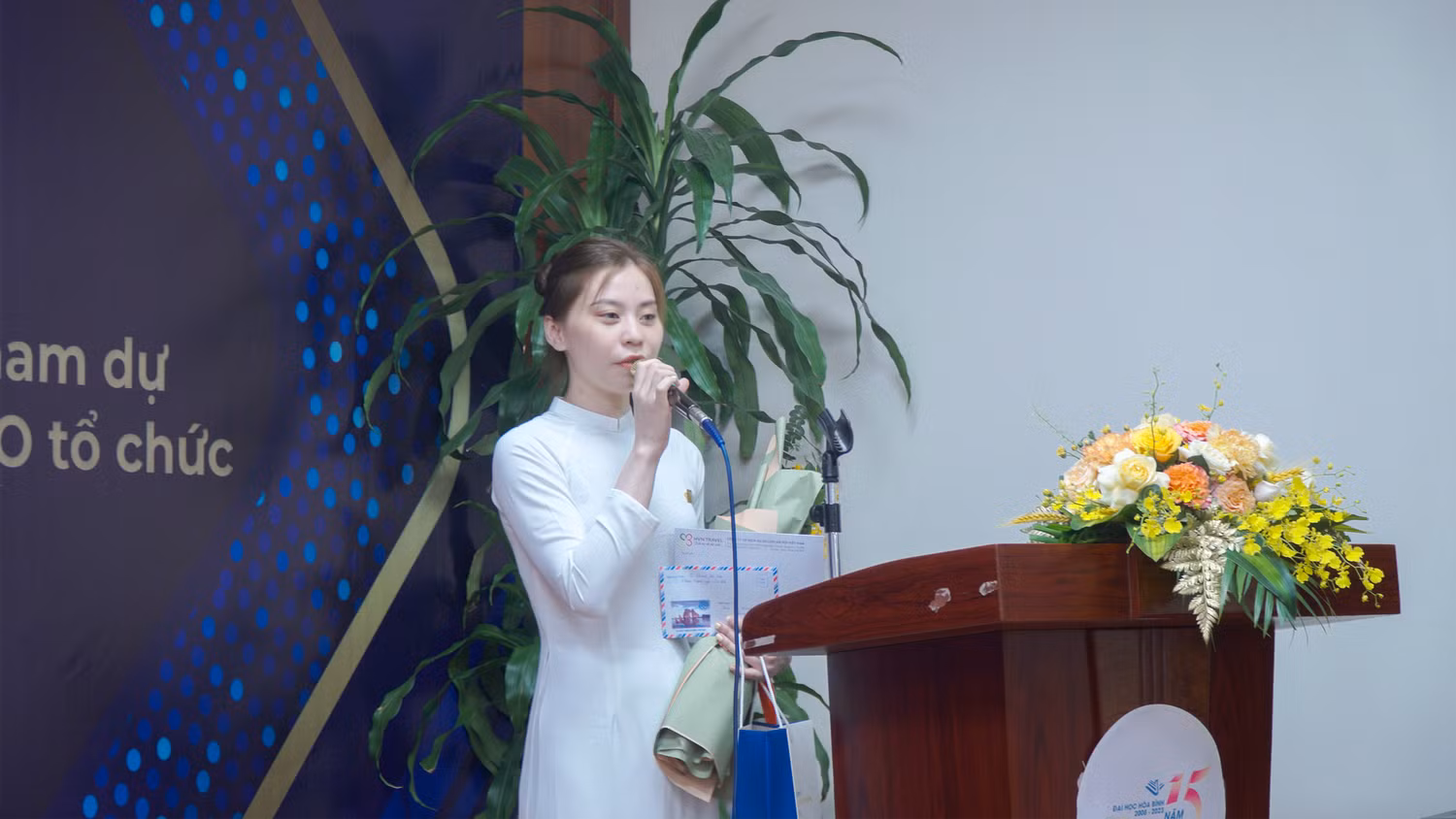Sinh viên Phạm Thị Trang đại diện đoàn dự thi phát biểu tại lễ xuất quân Sinh viên Phạm Thị Trang đại diện đoàn dự thi phát biểu tại lễ xuất quân