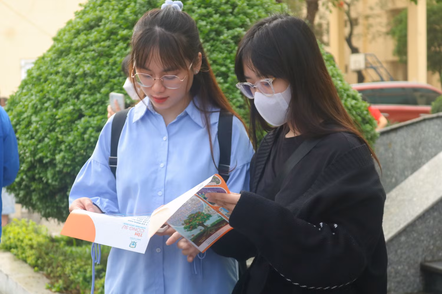 Ngay từ sáng sớm, đã có rất đông sinh viên trong toàn trường tập trung tại các gian hàng để tìm hiểu các cơ hội việc làm