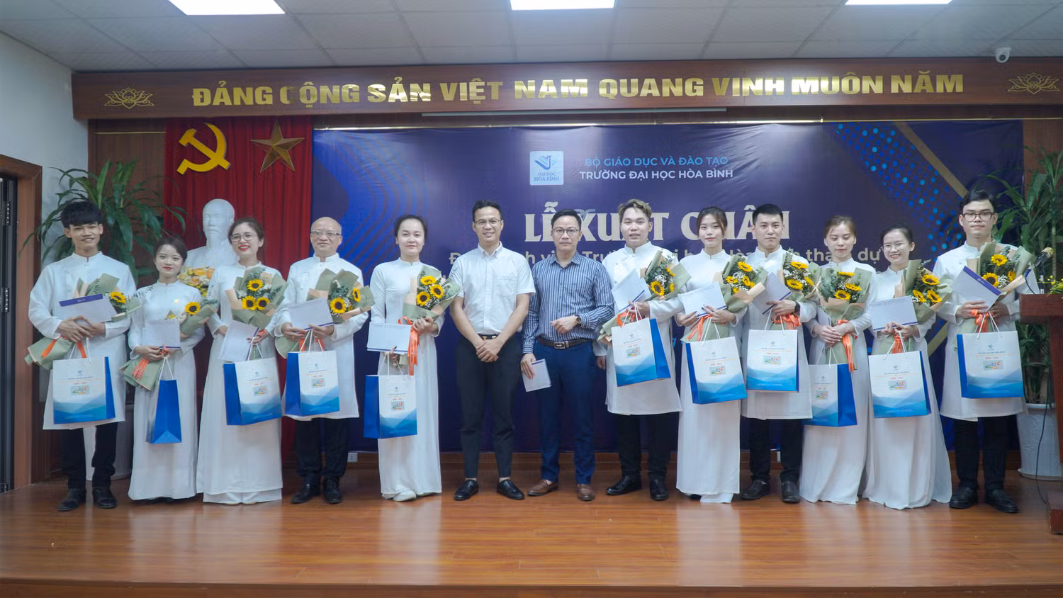 Đại diện doanh nghiệp trao quà tặng động viên tinh thần đội dự thi Đại diện doanh nghiệp trao quà tặng động viên tinh thần đội dự thi