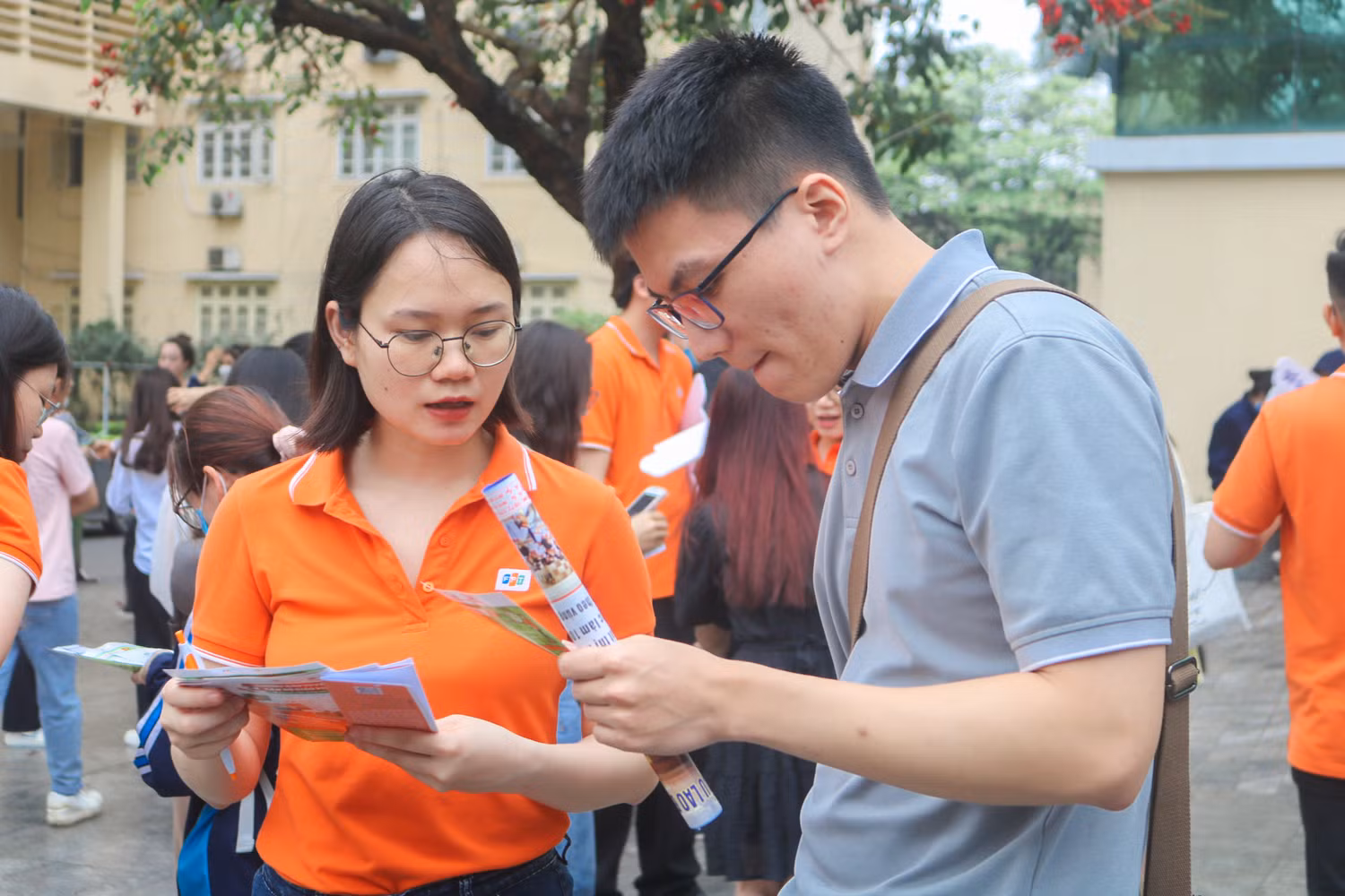 Sinh viên được tư vấn tận tình tại các gian hàng