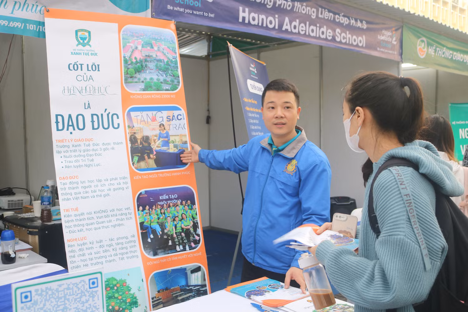 Rất nhiều sinh viên tìm hiểu thông tin tuyển dụng của các trường học, trung tâm giáo dục tại Ngày hội việc làm HNUE 2023