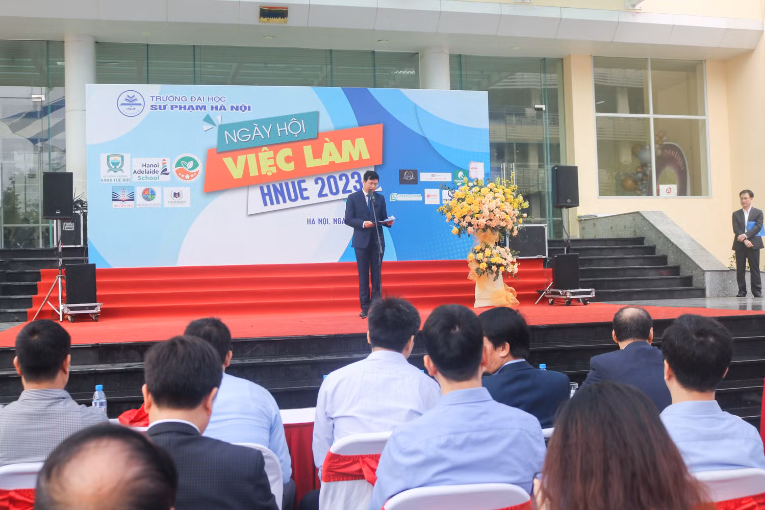 Ngày hội việc làm là sự kiện được nhà trường tổ chức thường niên nhằm kết nối người học và cựu người học của Trường Đại học Sư phạm Hà Nội với các nhà tuyển dụng