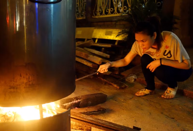 Mỹ Tâm vẫn ngồi miệt mài canh lửa.