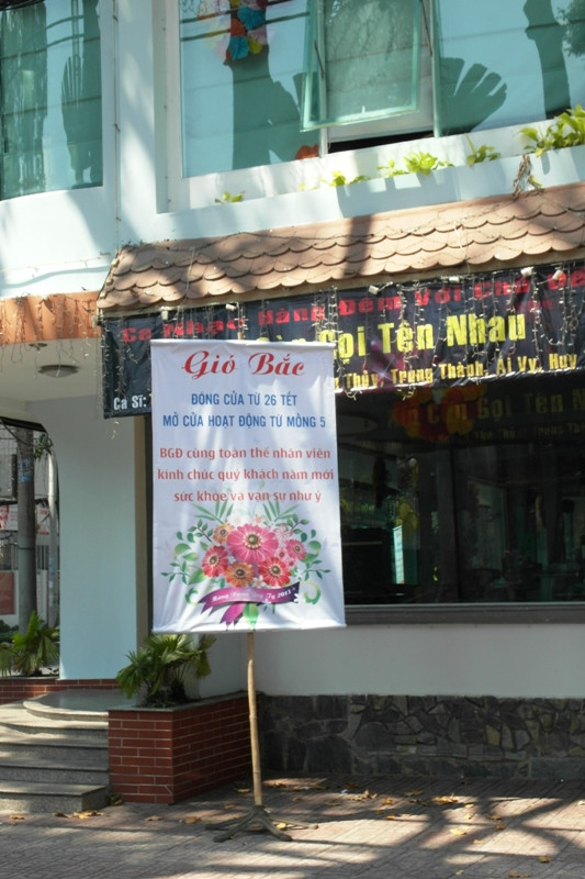 Hôm nay rất khó tìm một quán cà phê còn mở cửa. Hầu như mọi hàng, quán đều đóng cửa. Ảnh chụp trước cửa quán cà phê Gió Bắc khu vực "thiên đường cà phê" hồ Con Rùa.