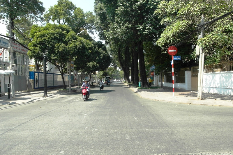 Ngã tư Ngô Thời Nhiệm - Tú Xương ngập nắng ấm ngày xuân.