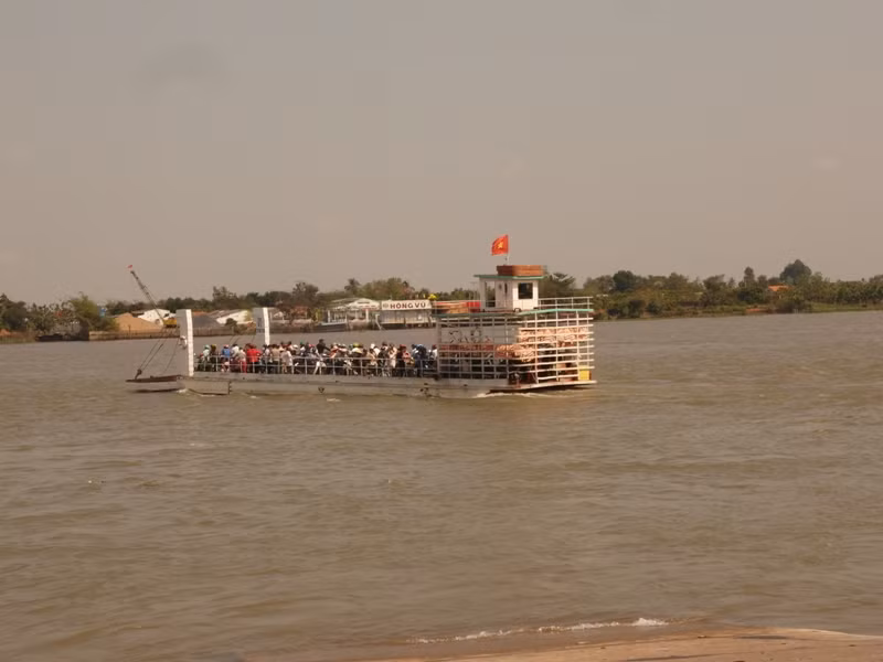 Những chuyến phà Bình An (TP.Vĩnh Long) như thoi đưa, đưa người Sài Gòn du lịch kiểu miệt vườn Nam Bộ. Những chuyến phà Bình An (TP.Vĩnh Long) như thoi đưa, đưa người Sài Gòn du lịch kiểu miệt vườn Nam Bộ.