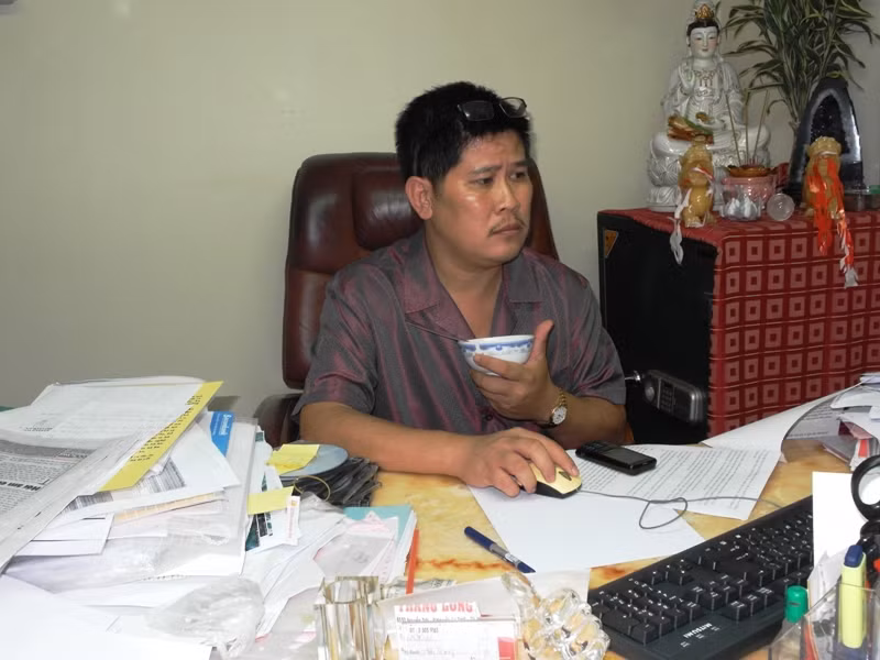 Ngồi lì trong văn phòng, bên một chồng giấy tờ sổ sách, ăn qua loa thế này, thêm phần suy nghĩ nhiều chính là nguyên nhân làm cho Phước Sang phải nhập viện trong những ngày cận tết. Ngồi lì trong văn phòng, bên một chồng giấy tờ sổ sách, ăn qua loa thế này, thêm phần suy nghĩ nhiều chính là nguyên nhân làm cho Phước Sang phải nhập viện trong những ngày cận tết.