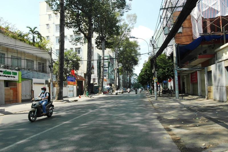 Đường Cao Thắng (Quận 3) "đìu hiu" trong thời khắc cuối cùng của năm cũ.