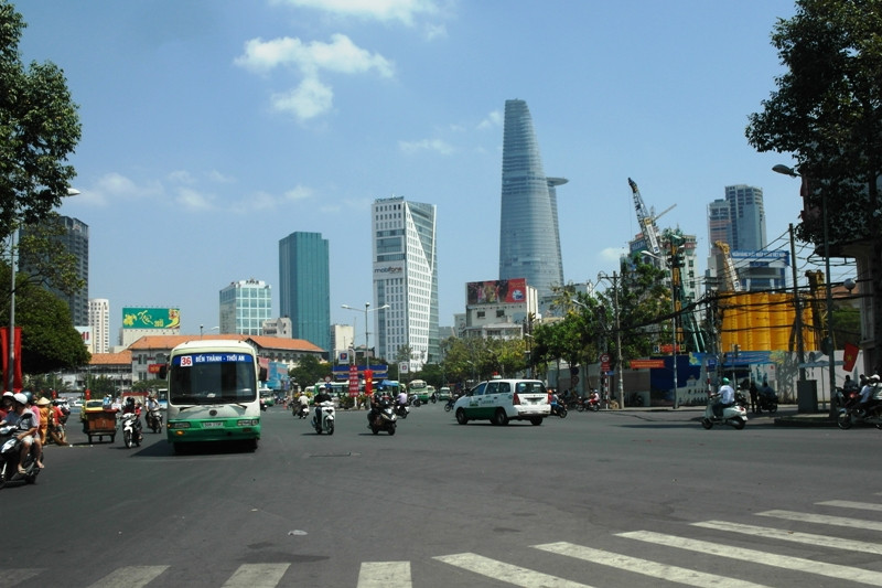 Một góc thành phố vắng lặng trong buổi chiều cuối năm.