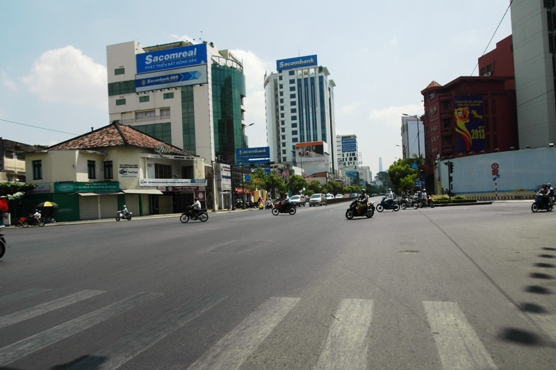 Ngã 4 Lý Chính Thắng _ Nam Kỳ Khởi Nghĩa ngày thường hay kẹt xe, hôm nay trở nên rộng thênh thang.