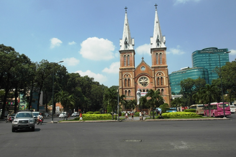 Quang cảnh vắng hoe trước nhà thờ Đức Bà.