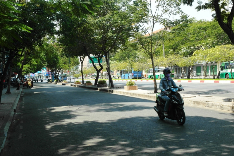 Đường Hàm Nghi yên bình nằm giữa trung tâm thành phố.
