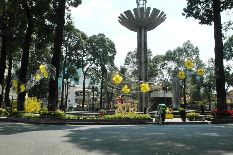 Không một bóng xe ngay khu vực hồ Con Rùa.