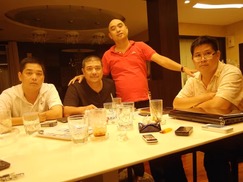 Diễn viên, đạo diễn Lê Tuấn Anh (áo đen) và những người bạn luôn kề cận, khi "ông bầu" Phước Sang gặp khó khăn. Diễn viên, đạo diễn Lê Tuấn Anh (áo đen) và những người bạn luôn kề cận, khi "ông bầu" Phước Sang gặp khó khăn.