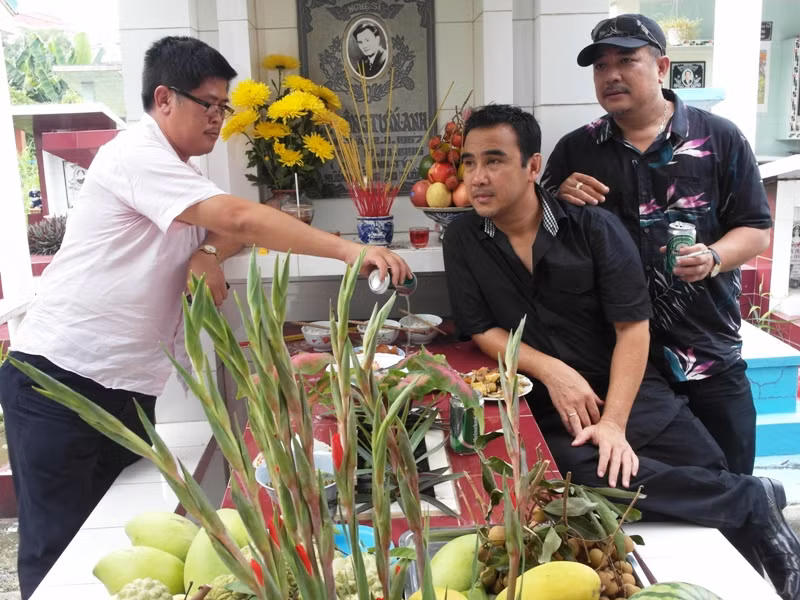 Phước Sang, Quyền Linh, Lê Tuấn Anh bên mộ của người bạn thân Lê Công Tuấn Anh, nhân ngày giỗ của diễn viên tài hoa này. Phước Sang, Quyền Linh, Lê Tuấn Anh bên mộ của người bạn thân Lê Công Tuấn Anh, nhân ngày giỗ của diễn viên tài hoa này.
