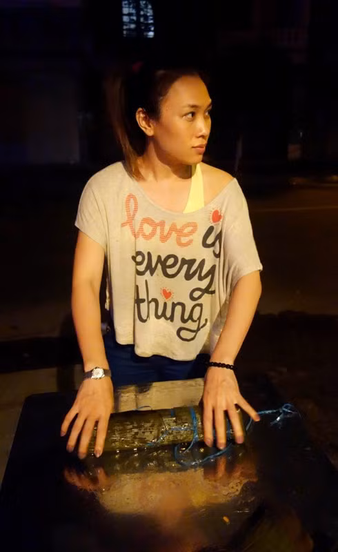 Chuẩn bị cắt bánh mang đi cúng ông bà,
