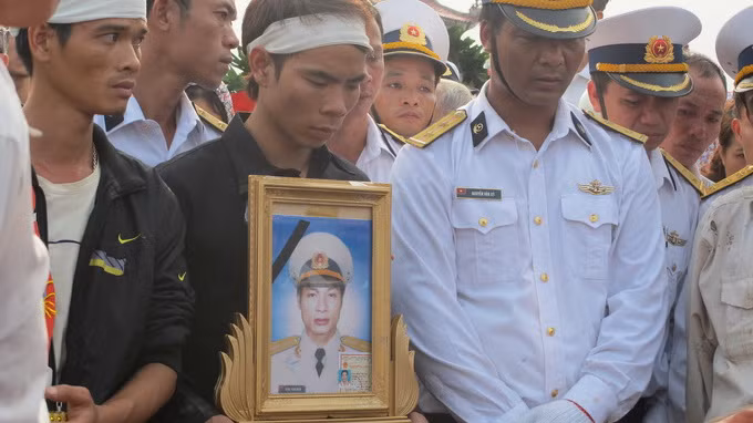 Người thân, đồng đội đau xót tiễn đưa chiến sĩ Nam - Ảnh: Thân Hoàng/Tuổi Trẻ Người thân, đồng đội đau xót tiễn đưa chiến sĩ Nam - Ảnh: Thân Hoàng/Tuổi Trẻ