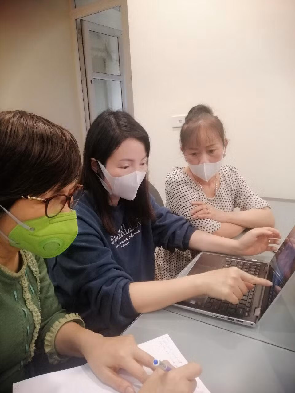 Để tổ chức hoạt động dạy và học qua mạng internet đảm bảo chất lượng, hiệu quả, ngoài việc nhà trường phải đầu tư hạ tầng kỹ thuật, các thầy cô giáo cũng vất vả hơn nhiều trong chuẩn bị bài giảng và thực hiện giảng dạy. Ảnh do nhà trường cung cấp. Để tổ chức hoạt động dạy và học qua mạng internet đảm bảo chất lượng, hiệu quả, ngoài việc nhà trường phải đầu tư hạ tầng kỹ thuật, các thầy cô giáo cũng vất vả hơn nhiều trong chuẩn bị bài giảng và thực hiện giảng dạy. Ảnh do nhà trường cung cấp.