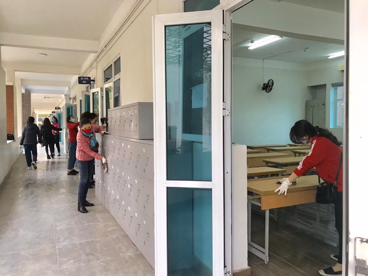 Học sinh nghỉ phòng dịch Covid-19, các thầy cô trường Lương Thế Vinh vẫn thường xuyên có mặt làm công tác vệ sinh, khử khuẩn lớp học để sẵn sàng đón các em trở lại khi hết dịch. Ảnh do nhà trường cung cấp. Học sinh nghỉ phòng dịch Covid-19, các thầy cô trường Lương Thế Vinh vẫn thường xuyên có mặt làm công tác vệ sinh, khử khuẩn lớp học để sẵn sàng đón các em trở lại khi hết dịch. Ảnh do nhà trường cung cấp.