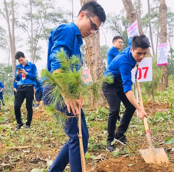 Lê Minh Đức (cầm xẻng) không những học giỏi mà còn tích cực tham gia các hoạt động xã hội. Ảnh: MĐ. Lê Minh Đức (cầm xẻng) không những học giỏi mà còn tích cực tham gia các hoạt động xã hội. Ảnh: MĐ.