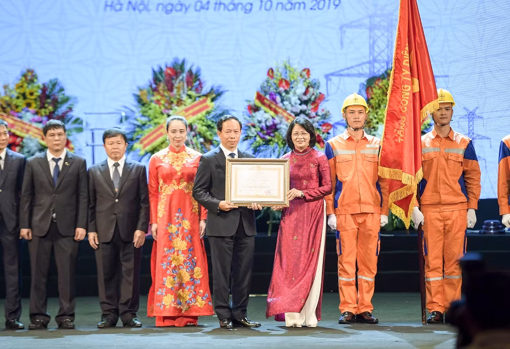 Bà Đặng Thị Ngọc Thịnh – Ủy viên Ban chấp hành Trung ương Đảng, Phó Chủ tịch nước Cộng hòa xã hội chủ nghĩa Việt Nam trao tặng bằng khen. Bà Đặng Thị Ngọc Thịnh – Ủy viên Ban chấp hành Trung ương Đảng, Phó Chủ tịch nước Cộng hòa xã hội chủ nghĩa Việt Nam trao tặng bằng khen.
