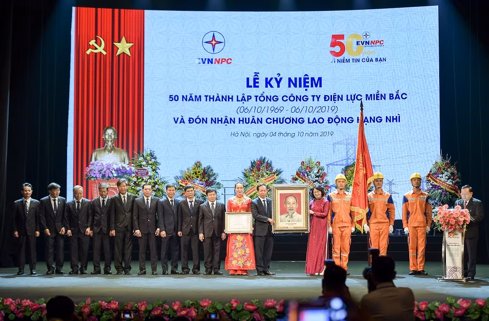 EVNNPC kỉ niệm 50 năm thành lập Tổng công ty Điện lực miền Bắc và đón nhận huân chương lao động hạng nhì. EVNNPC kỉ niệm 50 năm thành lập Tổng công ty Điện lực miền Bắc và đón nhận huân chương lao động hạng nhì.